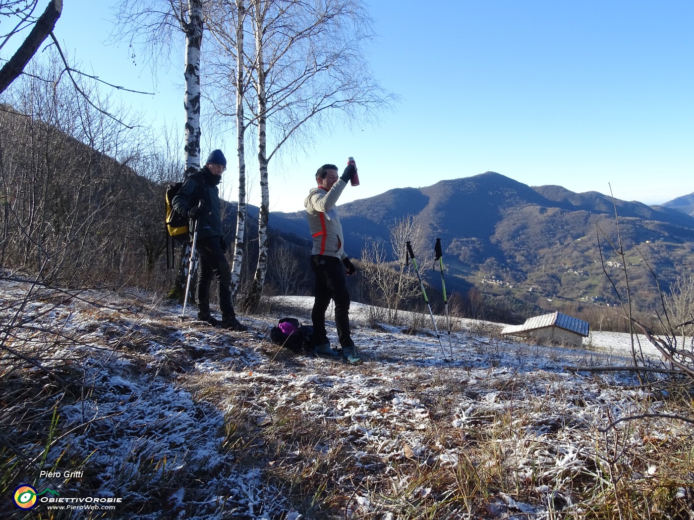 38 Pratoni con velo di neve alla Stalla del Galuf (Stalla Galuppi) - 900 m.JPG